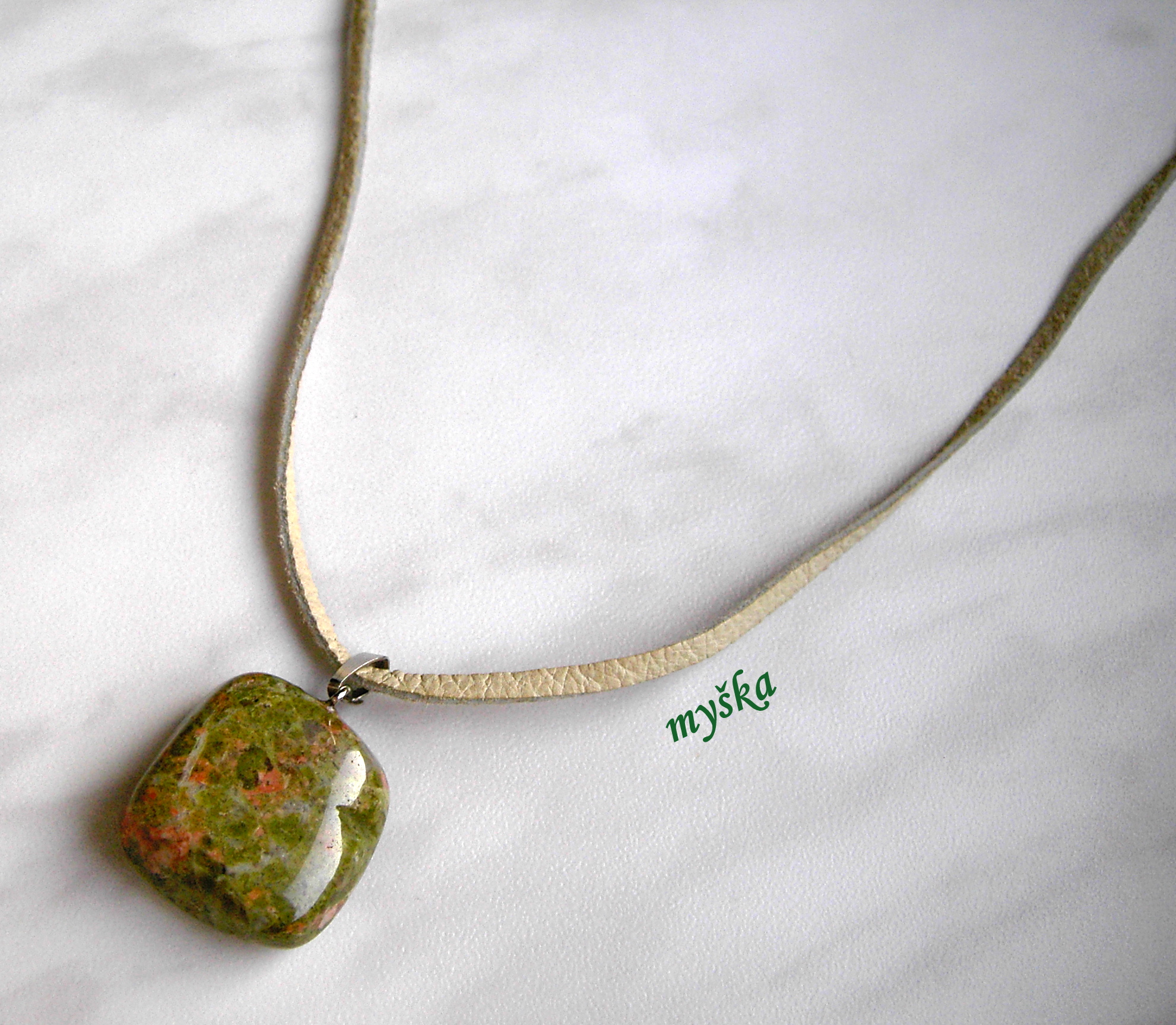 Přívěšek-minerál na ploché světlé kůži,délka 47cm